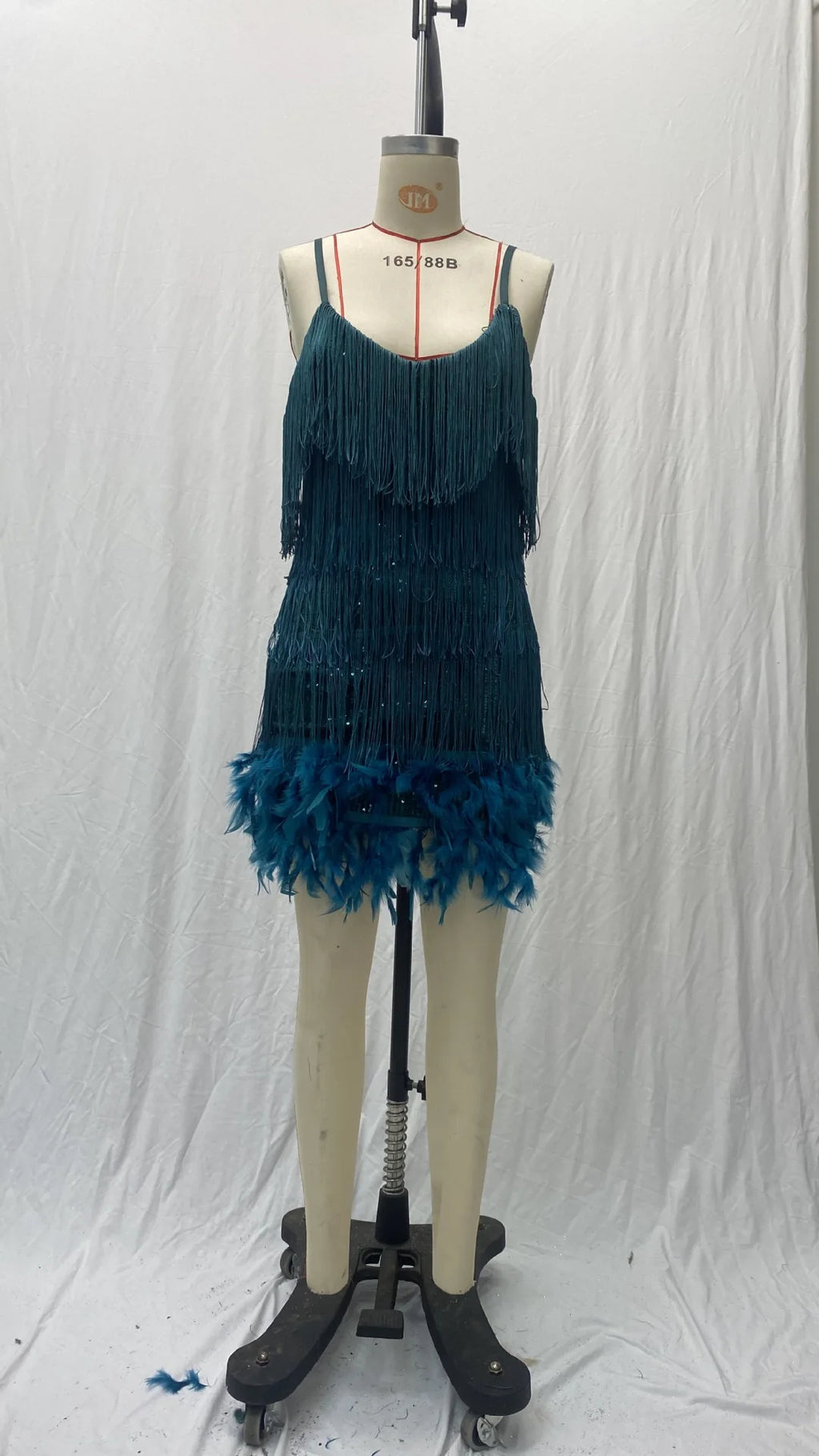 Abito estivo elegante con nappe e paillettes Abito da donna sexy sottile senza maniche con scollo a V a vita alta con bretelle e cuciture in piume