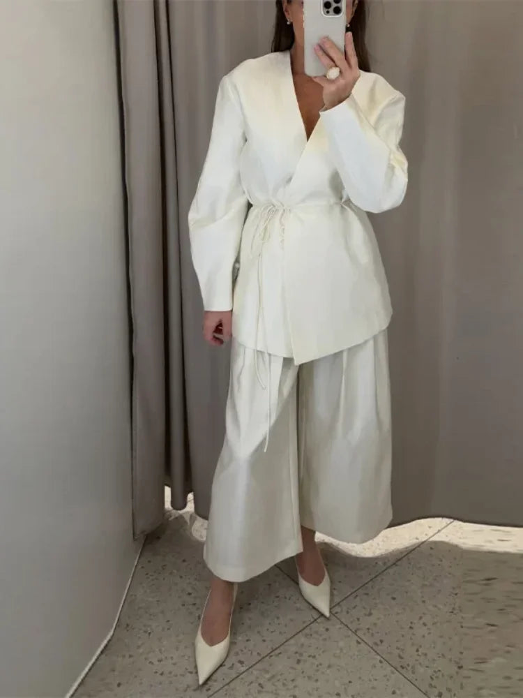 Completo Elegante da Donna: Top a Maniche Lunghe con Scollo a V e Pizzo, Pantaloni a Gamba Larga, Completo Femminile in Raso Tinta Unita Primavera Estate 2026