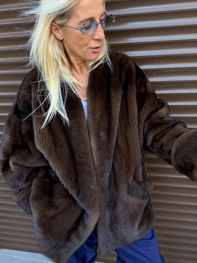 Cappotto di pelliccia marrone cioccolato avvolgente con cravatta sul davanti Cappotto di pelliccia di media lunghezza a maniche lunghe 2025 Cappotto invernale da donna accogliente Moda Luxe Lady