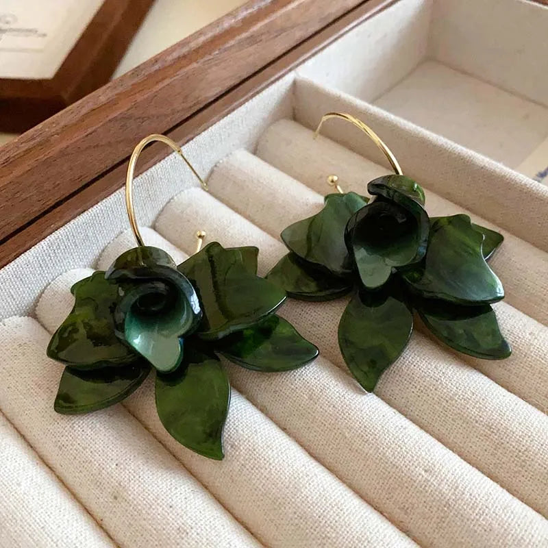 Cerchio di fiori in resina bianca Nuovi orecchini per le donne Temperamento di moda Gancio per l'orecchio Temperamento artistico Gioielli Fairycore di lusso leggeri