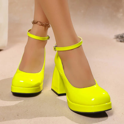 2025 Moda estiva cinturino alla caviglia suola spessa tacchi alti punta rotonda Mary Jane scarpe nuove donne casual sposa sposa tacchi alti rossi