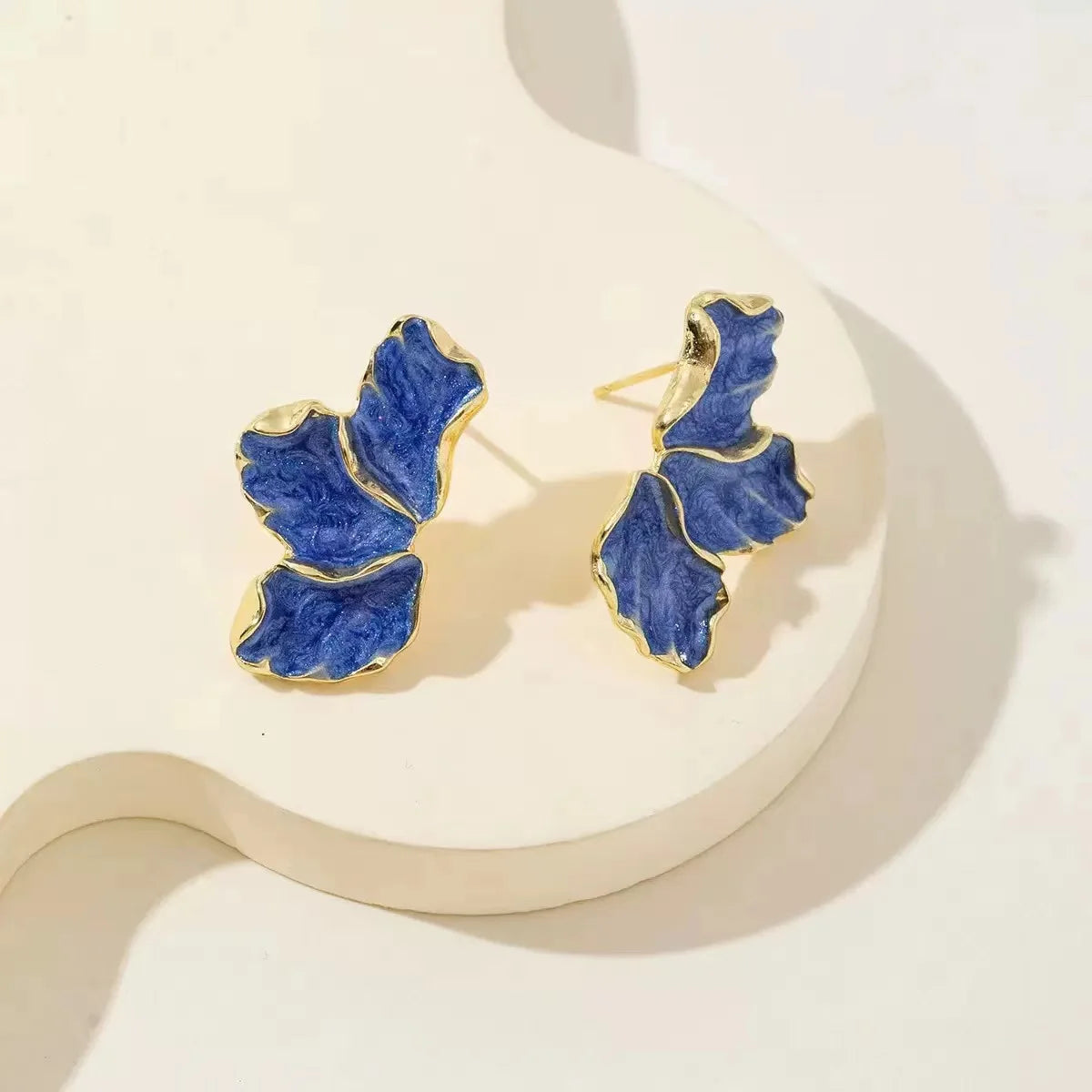 Orecchini posteriori irregolari placcati in oro delicati alla moda Orecchini con fiori color crema di alta qualità dal design pesante, il miglior regalo per la famiglia per i