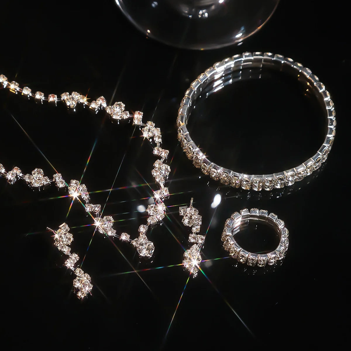 Ensemble de bijoux - Parure féminine haut de gamme de quatre pièces : Accessoires de bracelet, collier, boucles d'oreilles, chaîne de main, bague, accessoires vestimentaires