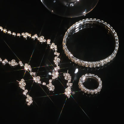 Ensemble de bijoux - Parure féminine haut de gamme de quatre pièces : Accessoires de bracelet, collier, boucles d'oreilles, chaîne de main, bague, accessoires vestimentaires