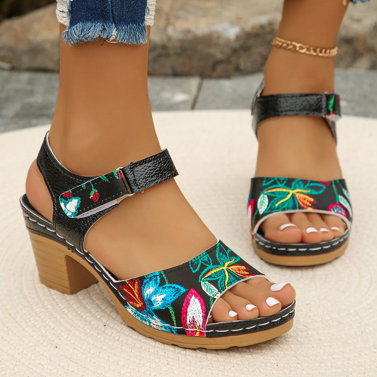 Sandali con plateau da donna 2024 estate sandali da spiaggia di nuova moda comodi sandali da esterno leggeri scarpe traspiranti per le donne