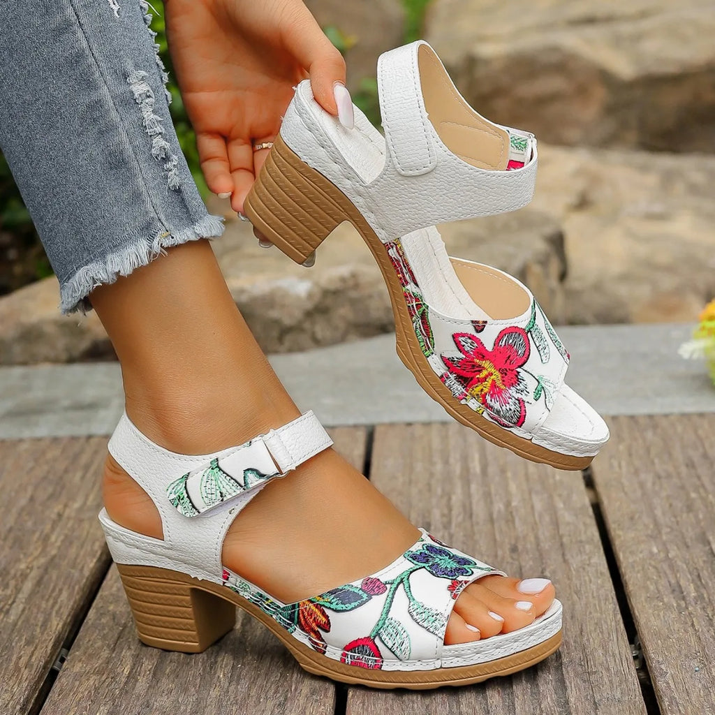 Sandali con plateau da donna 2024 estate sandali da spiaggia di nuova moda comodi sandali da esterno leggeri scarpe traspiranti per le donne