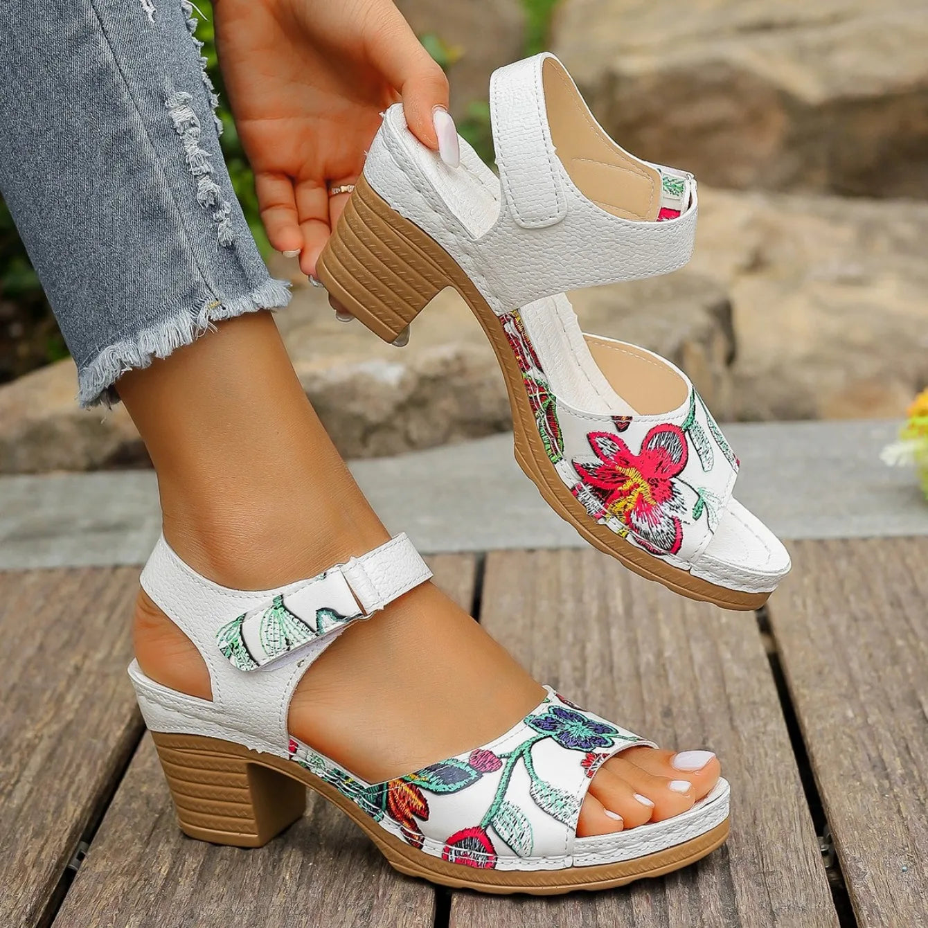 Sandali con plateau da donna 2024 estate sandali da spiaggia di nuova moda comodi sandali da esterno leggeri scarpe traspiranti per le donne