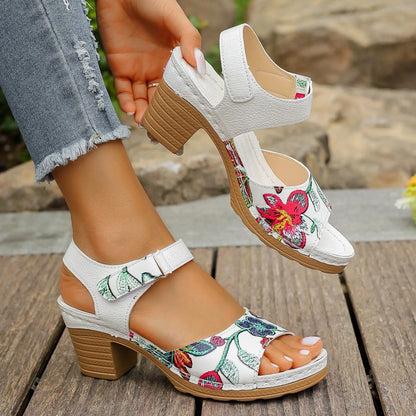 Sandali con plateau da donna 2024 estate sandali da spiaggia di nuova moda comodi sandali da esterno leggeri scarpe traspiranti per le donne