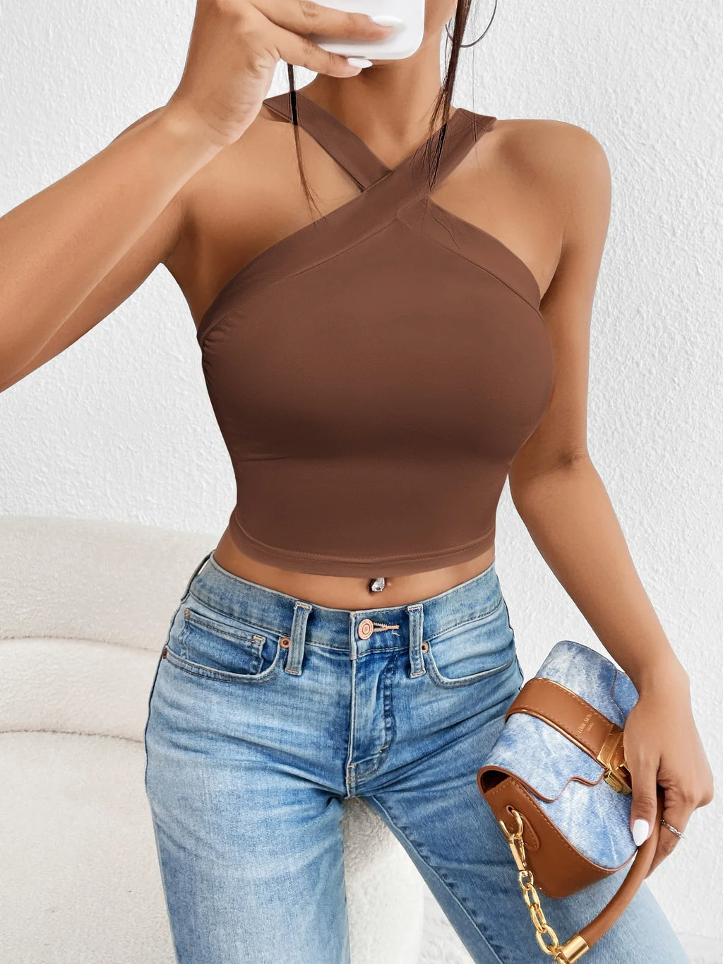 Ein neues, sommerliches, sexy Neckholder-Top, einfarbig, schlankmachendes, kurzes Neckholder-Top
