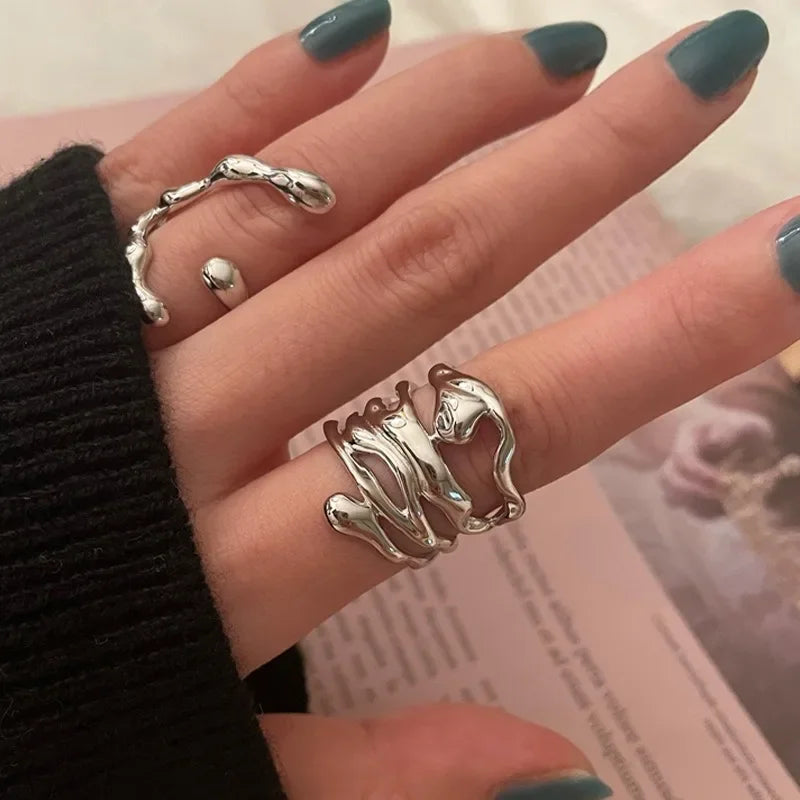 Il nuovo stile del 2025 di galvanica scavata, con un anello dorato cavo largo, regalo di gioielli semplice e alla moda adatto