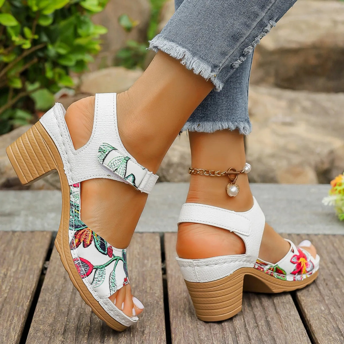 Sandali con plateau da donna 2024 estate sandali da spiaggia di nuova moda comodi sandali da esterno leggeri scarpe traspiranti per le donne