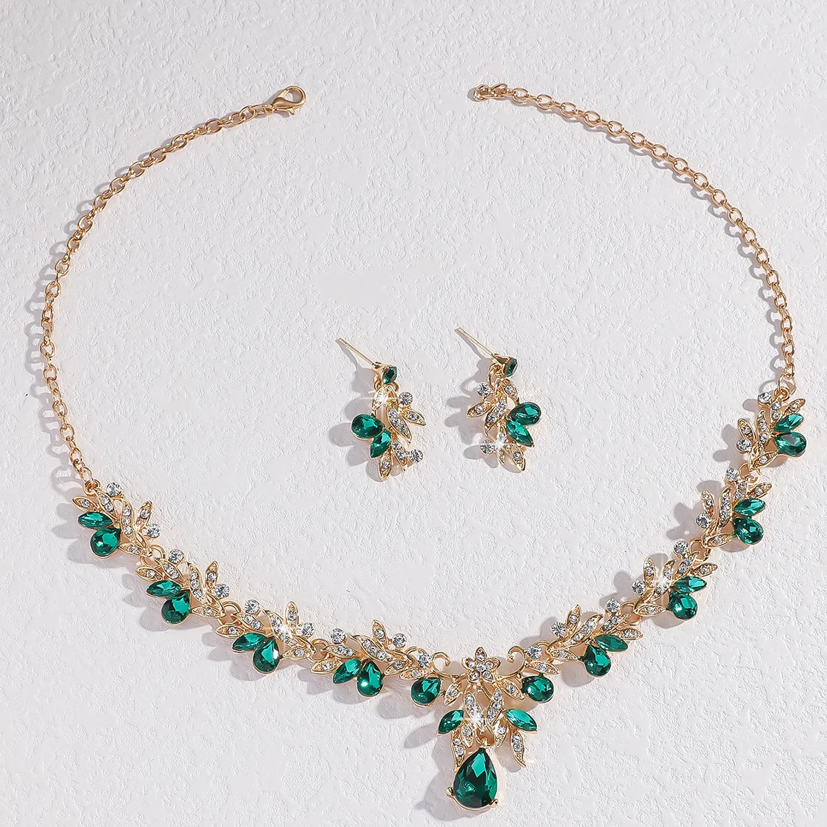 Boucles d'oreilles, colliers, parures de bijoux, mariages, fêtes et cadeaux de vacances en forme de feuilles à la mode pour femmes pour un usage quotidien.