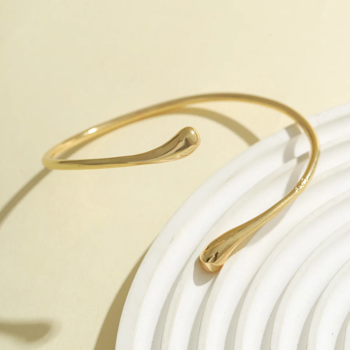 FTCY Bracciale vintage semplice sul braccio superiore per donna Braccialetti geometrici alla moda a forma di goccia d'acqua Gioielli da donna regolabili