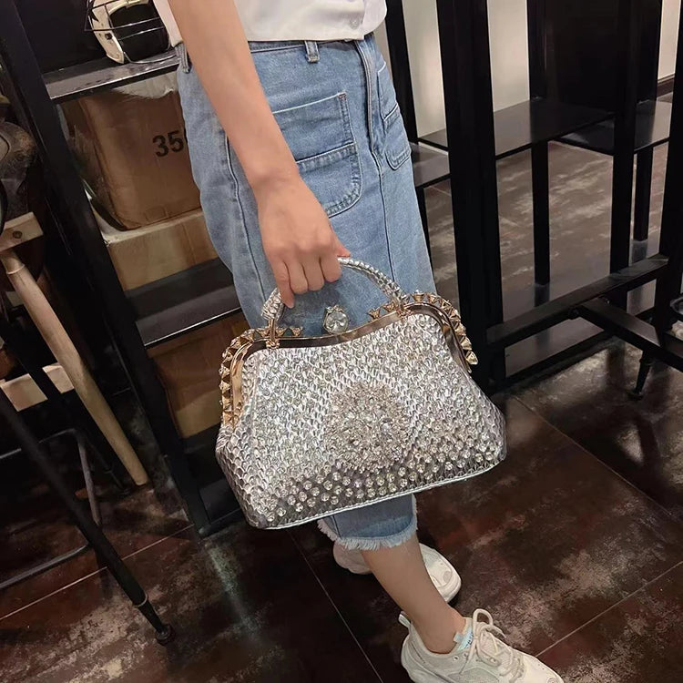 Borsa a tracolla di alta qualità da donna estate 2024 nuova borsa a tracolla di nicchia con texture esplosiva borsa di grande capacità tempestata di diamanti