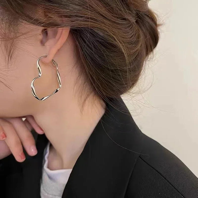 1 paio di orecchini a cerchio con ciondolo a forma di cuore cavo grande da donna, moda esagerata, design a forma di cuore, polsino per regalo di gioielli per ragazze