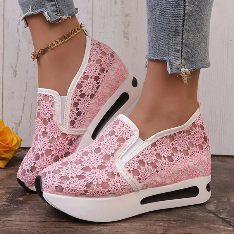 Scarpe da ginnastica con plateau ricamate alla moda per donna 2025 Scarpe sportive estive in mesh traspirante Scarpe casual slip on con suola spessa da donna