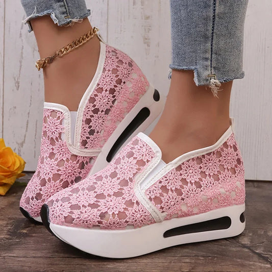 Scarpe da ginnastica con plateau ricamate alla moda per donna 2025 Scarpe sportive estive in mesh traspirante Scarpe casual slip on con suola spessa da donna