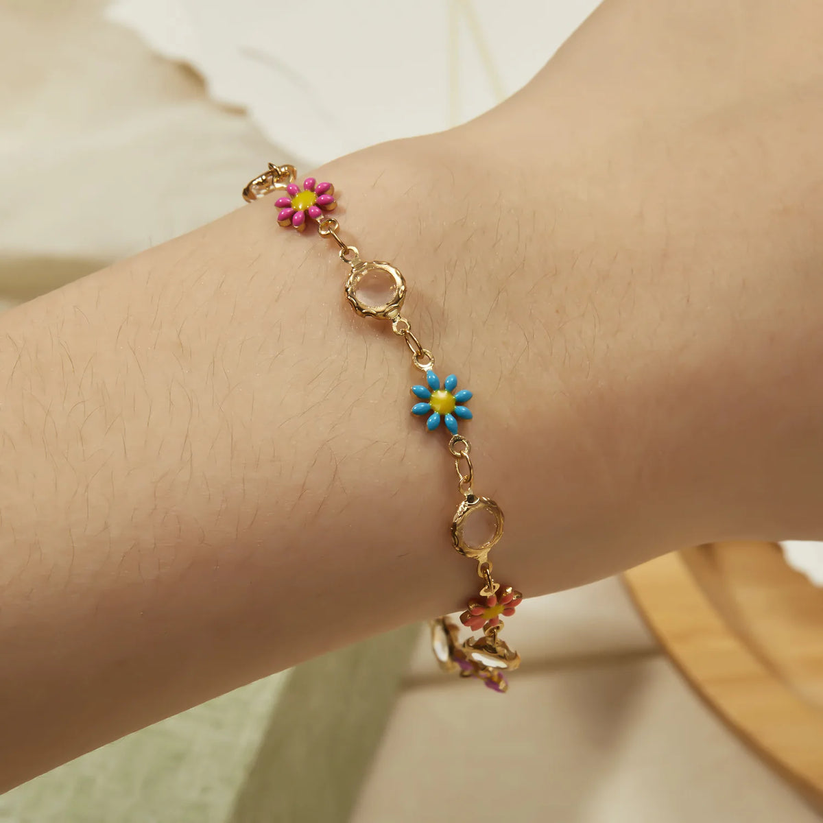 Bracciale con fiori margherita dolce Personalità della moda Bracciale con ciondoli con fiori estetici minimalisti per le donne Regalo di gioielli per feste di nozze