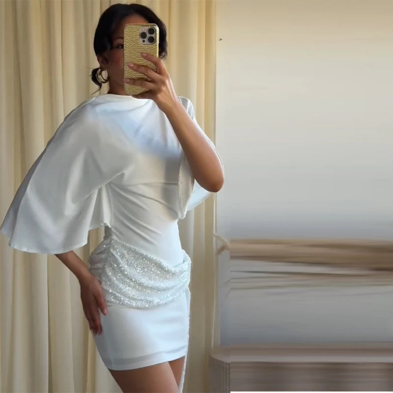 Elegante Mini Abito Bianco di Tendenza con Maniche a Pipistrello, Paillettes, Patchwork, Vita Arricciata e Laccetti, Vestito Aderente da Sera per Feste da Donna