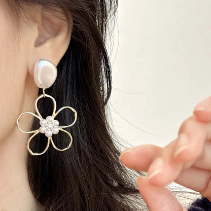 Orecchini semplici con fiori di perle per le donne Orecchini con temperamento senso del metallo di fascia alta alla moda Tendenza 2025