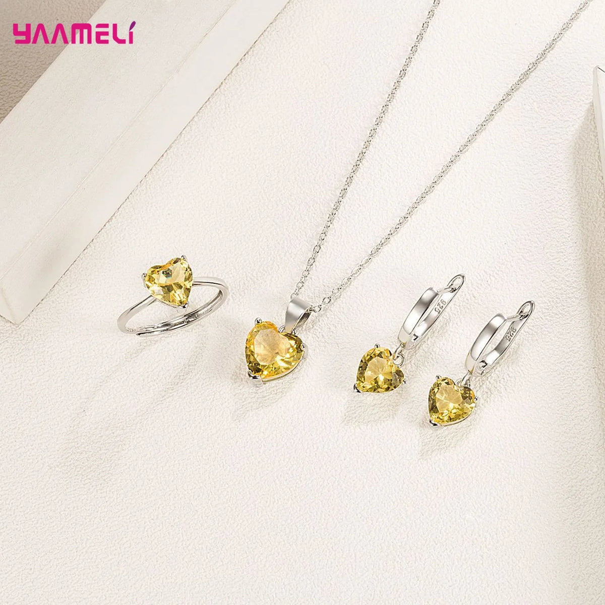 Set regalo di gioielli in argento sterling 925 pregiato per le donne Anello con collana pendente con orecchini Huggie con zirconi a forma di cuore romantico femminile