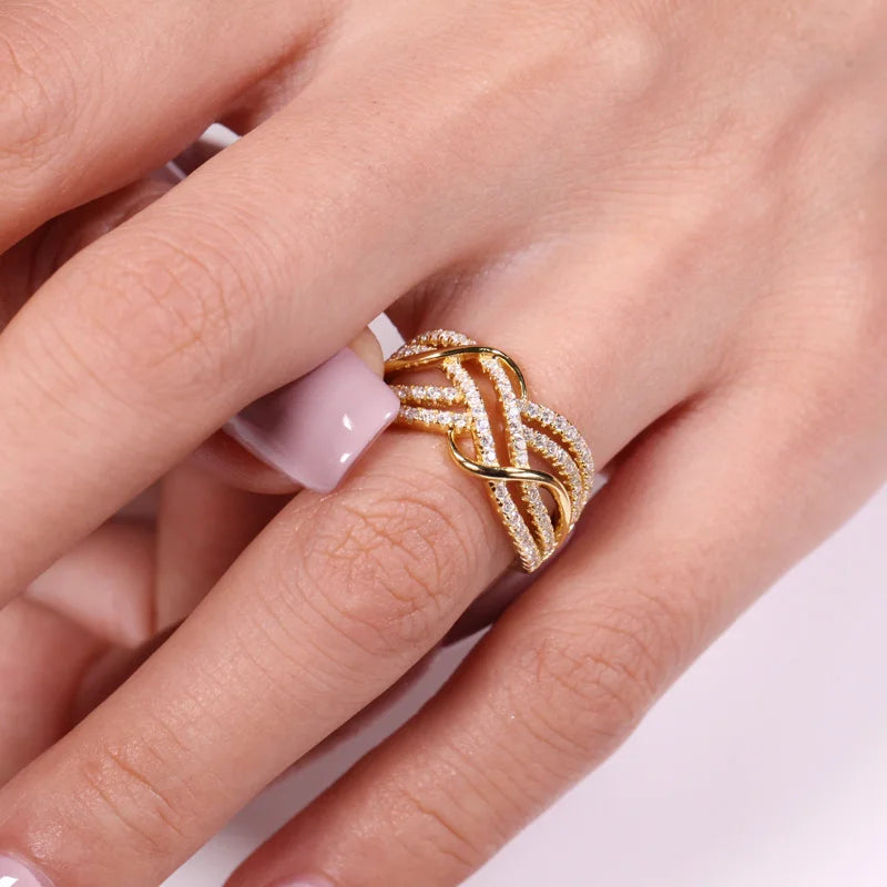 Huitan Hot Trendy Croce Anelli Donne Fedi nuziali Accessori con abbagliante CZ Twist Moda moderna Gioielli femminili Trasporto di goccia