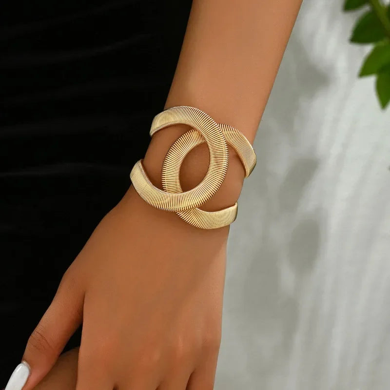 Bracelet de niche pour femmes, style européen et américain simple, bijoux de mode avec design personnalisé à ressort pliable et enveloppant