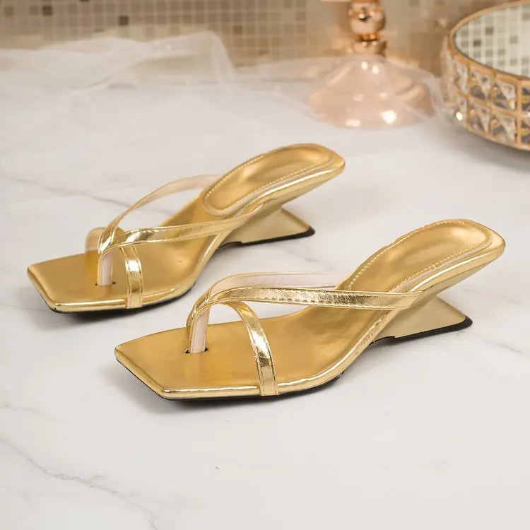 Damen-Sommersandalen, neu, aus weichem Leder mit eckiger Zehenpartie und Zehensteg, schmalem, modischem Riemen, schlankem Absatz, weicher Sohle