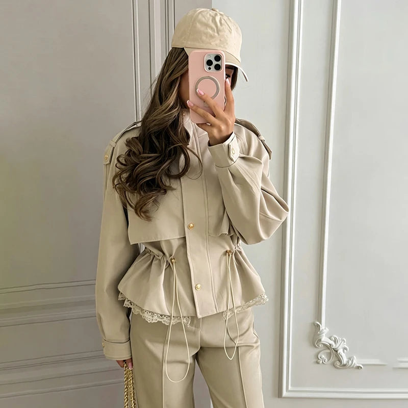 Giacca corta da donna con orlo in pizzo, colletto alto, spalline, chiusura a bottoni, vita regolabile con coulisse, giacca antivento da donna.