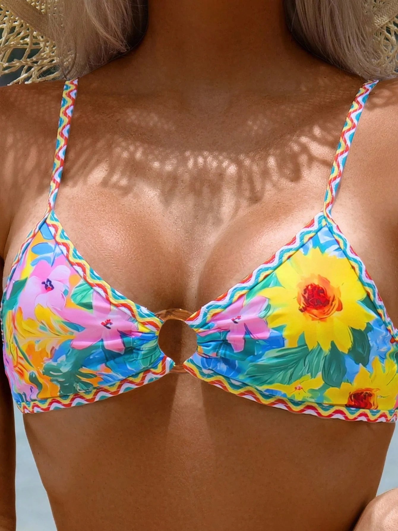 Set bikini a triangolo con stampa floreale tropicale da donna, costume da bagno a due pezzi con bordo ondulato e anello a O per le vacanze al mare