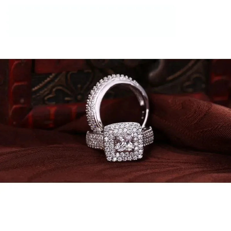 Anello di fidanzamento color argento sterling 925 Gioielli di moda romantici Set di castoni con zirconi cubici Decorazione per donne Ragazze all'ingrosso