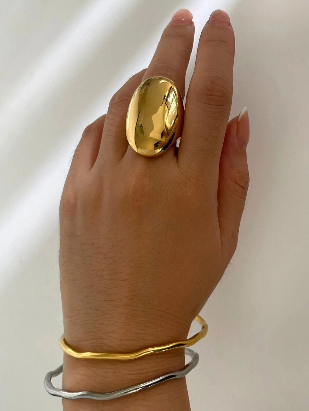 J145Ovale transfrontaliera in acciaio inossidabile con superficie fredda ed elegante, anello di alta qualità, esagerato e alla moda per le donne