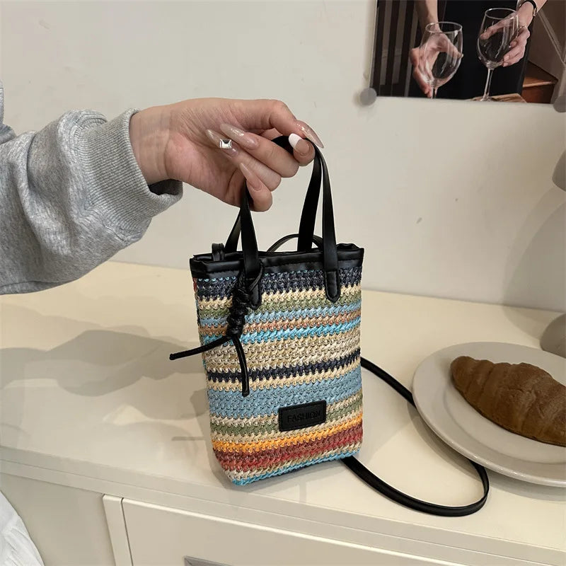 Borsa piccola da donna estiva nuova popolare versatile borsa a tracolla in paglia di colore a contrasto borsa a secchiello a tracolla moda casual