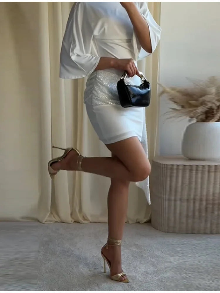 Elegante Mini Abito Bianco di Tendenza con Maniche a Pipistrello, Paillettes, Patchwork, Vita Arricciata e Laccetti, Vestito Aderente da Sera per Feste da Donna