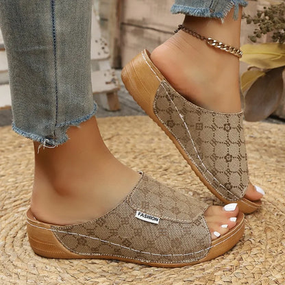 Sandales compensées d'été pour femmes 2026, style simple et tendance, imprimées, semelle épaisse, talon moyen léger, chaussures de plage décontractées