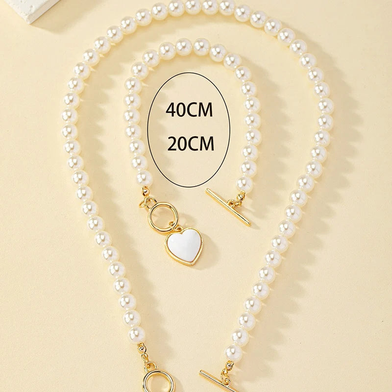 Set di gioielli con bracciale e collana di perle imitazione da 2 pezzi. Elegante collare con perline di colore naturale con ciondolo color perla per ragazza