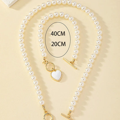Set di gioielli con bracciale e collana di perle imitazione da 2 pezzi. Elegante collare con perline di colore naturale con ciondolo color perla per ragazza