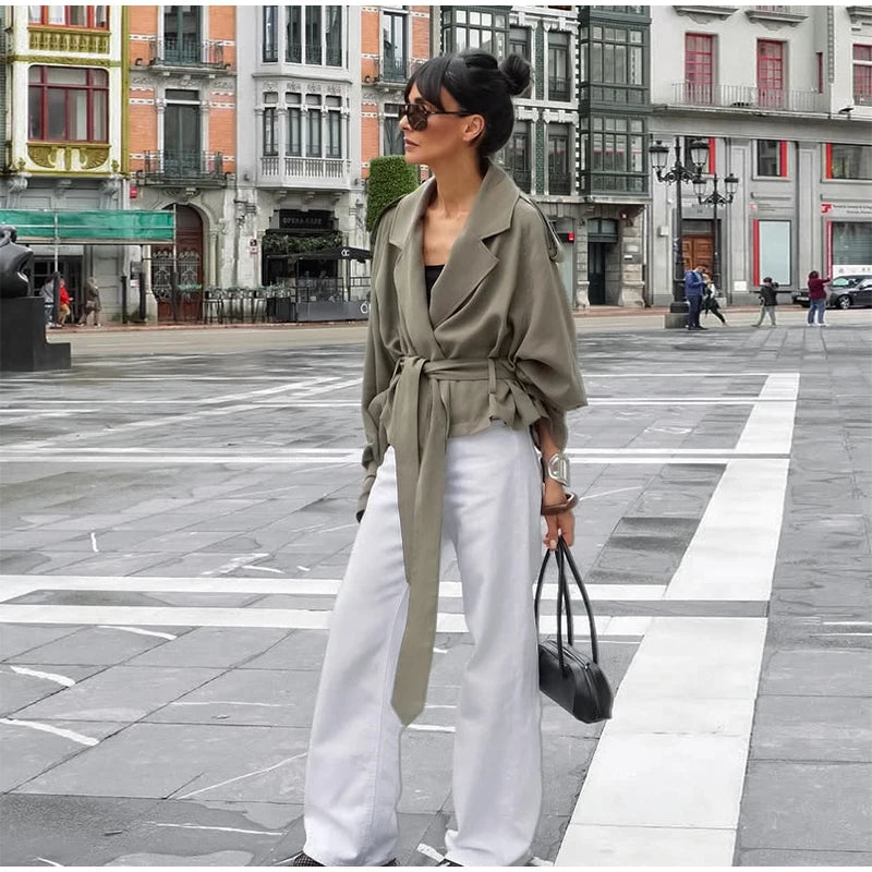Trench con lacci con risvolto solido per le donne Moda maniche lunghe spalla larga cappotto corto allentato 2025 Nuovo autunno pendolari Outwear