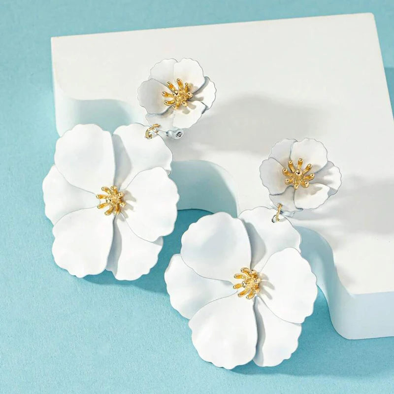 Orecchini pendenti con fiori fucsia da donna Placcatura in oro Orecchini pendenti con fiori grandi spray fucsia bianchi Orecchini da sposa per le vacanze