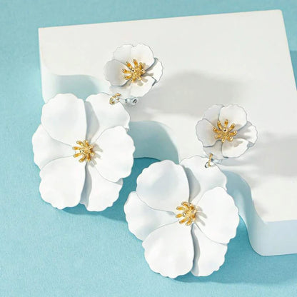 Orecchini pendenti con fiori fucsia da donna Placcatura in oro Orecchini pendenti con fiori grandi spray fucsia bianchi Orecchini da sposa per le vacanze
