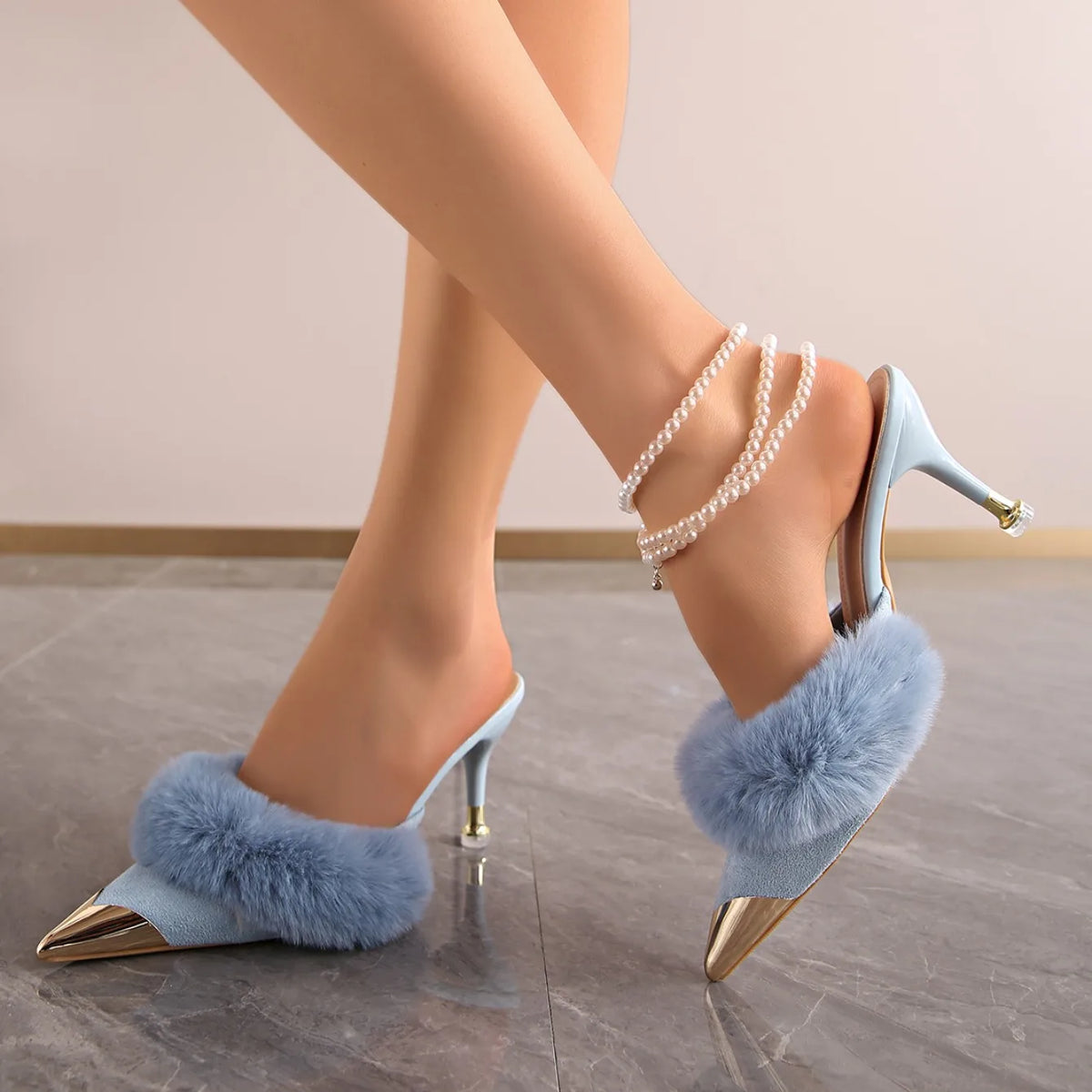 Donne di estate Sandali con tacco alto Sandali pelosi in pelliccia sintetica Slip-on Scarpe dorate Donna Sandali sexy con punta a punta di grandi dimensioni Zapatos De Mujer