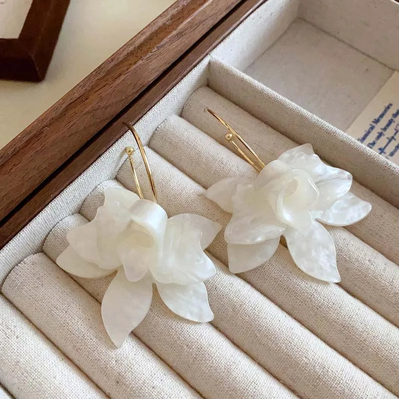 Cerchio di fiori in resina bianca Nuovi orecchini per le donne Temperamento di moda Gancio per l'orecchio Temperamento artistico Gioielli Fairycore di lusso leggeri
