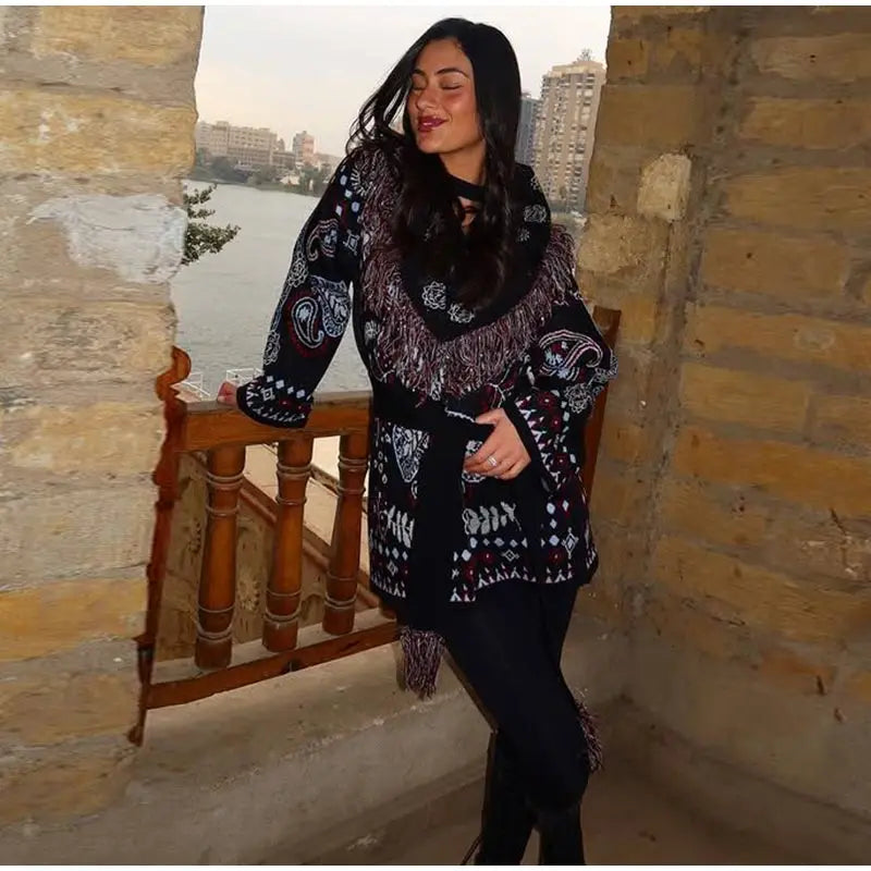 Cardigan da donna in maglia con stampa zebrata e frange, modello ampio con scollo a V, maniche lunghe, cintura, maglione caldo e spesso, collezione autunno 2026.