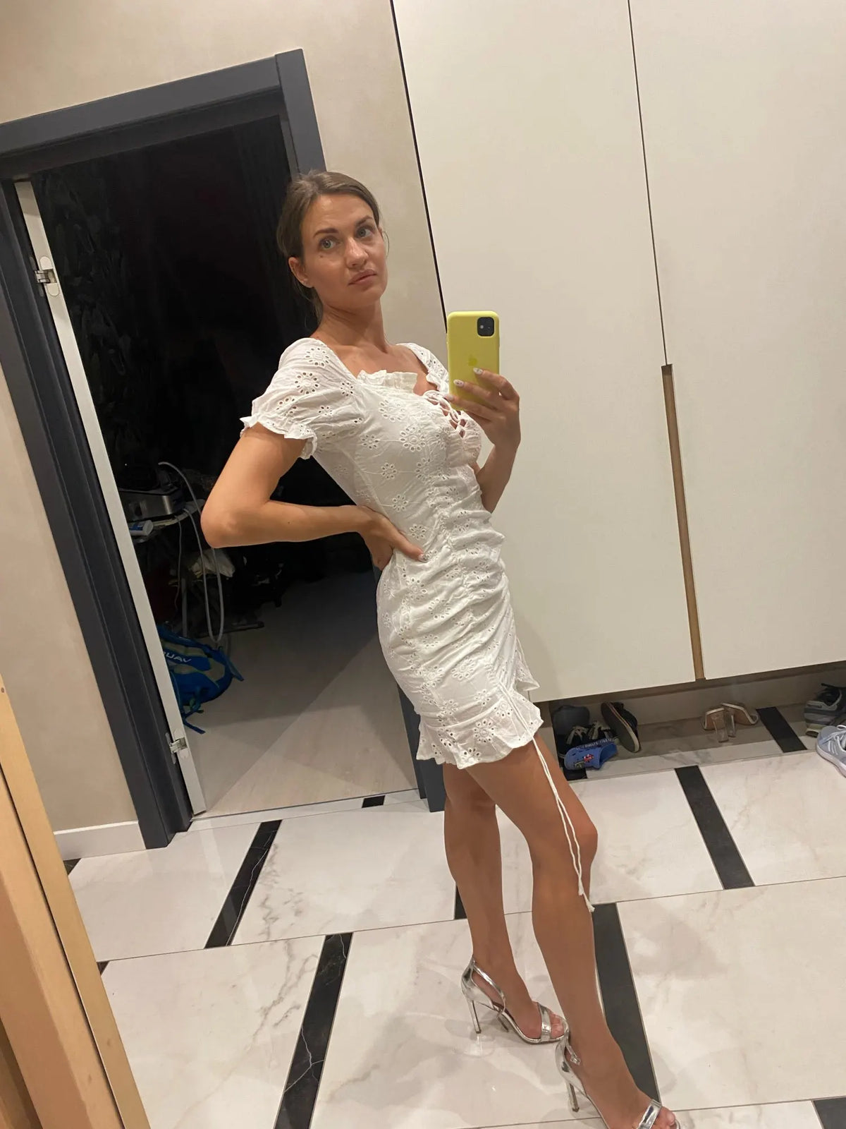 Abito estivo bianco ricamato con lacci da donna scava fuori abito corto da spiaggia manica a sbuffo volant increspato aderente mini abito abiti