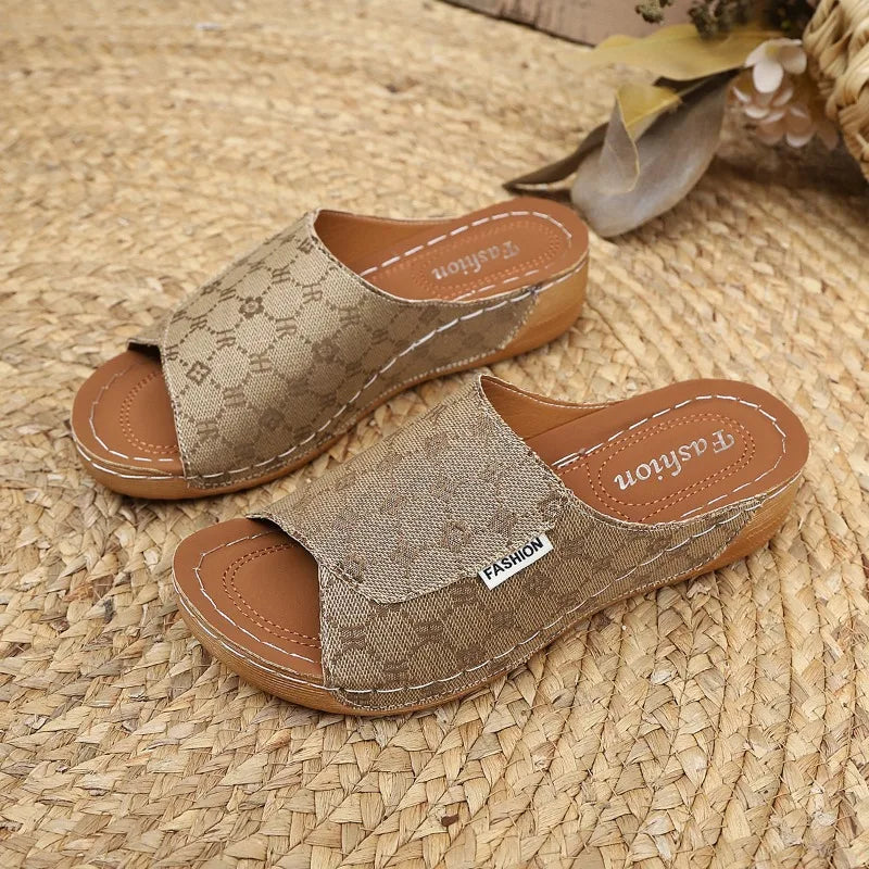 Sandales compensées d'été pour femmes 2026, style simple et tendance, imprimées, semelle épaisse, talon moyen léger, chaussures de plage décontractées