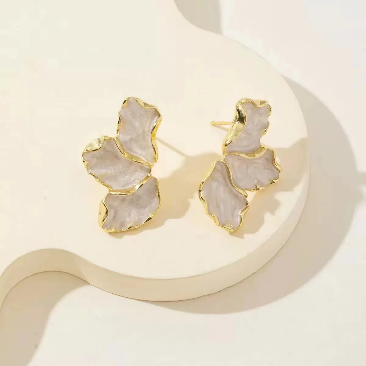 Orecchini posteriori irregolari placcati in oro delicati alla moda Orecchini con fiori color crema di alta qualità dal design pesante, il miglior regalo per la famiglia per i