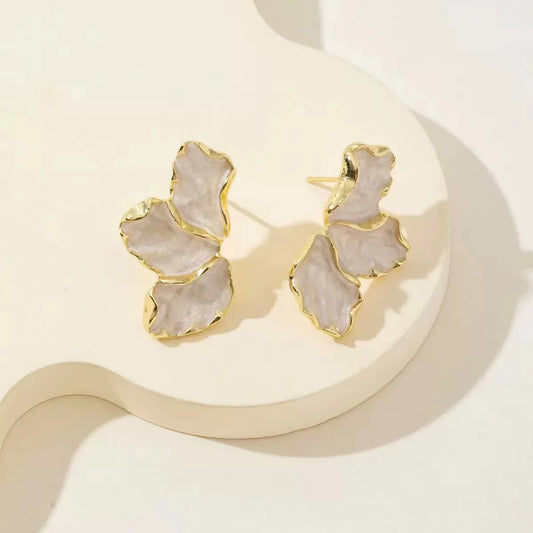 Orecchini posteriori irregolari placcati in oro delicati alla moda Orecchini con fiori color crema di alta qualità dal design pesante, il miglior regalo per la famiglia per i