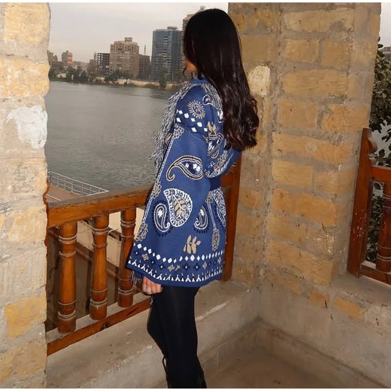 Cardigan da donna in maglia con stampa zebrata e frange, modello ampio con scollo a V, maniche lunghe, cintura, maglione caldo e spesso, collezione autunno 2026.