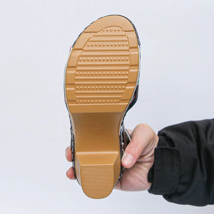 Sandali con plateau da donna 2024 estate sandali da spiaggia di nuova moda comodi sandali da esterno leggeri scarpe traspiranti per le donne