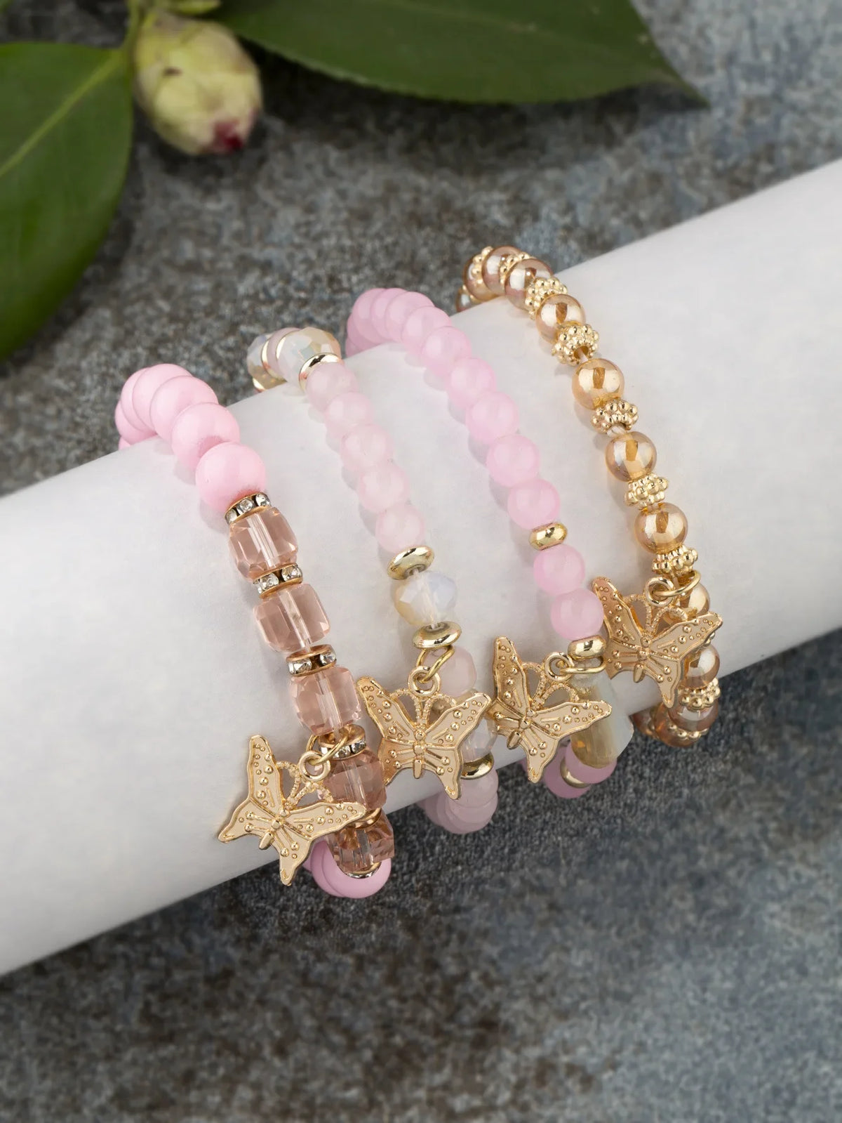 Set di braccialetti con perline a farfalla alla moda da 4 pezzi per le donne, perline acriliche rosa, braccialetto a catena elastica, regalo di gioielli per feste bohémien femminili